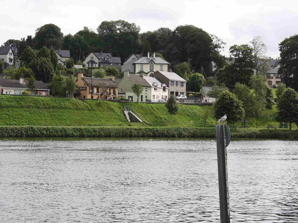 Shannon Breeze B&B Killaloe Exterior photo